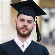 Laureato magistrale in Archeologia con tesi in storia romana, offre lezioni di storia ai ragazzi di scuola media e superiori